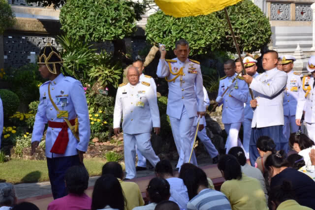ร.10 เสด็จฯ ทรงเปลียนเครื่องทรงสำหรับฤดูฝนเป็นฤดูหนาวถวายพระพุทธมหามณีรัตนปฎิมากร