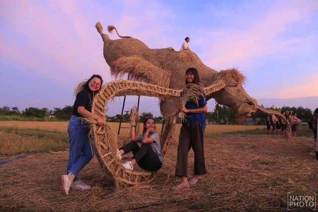 หุ่นฟางยักษ์  "กระบือบิน"