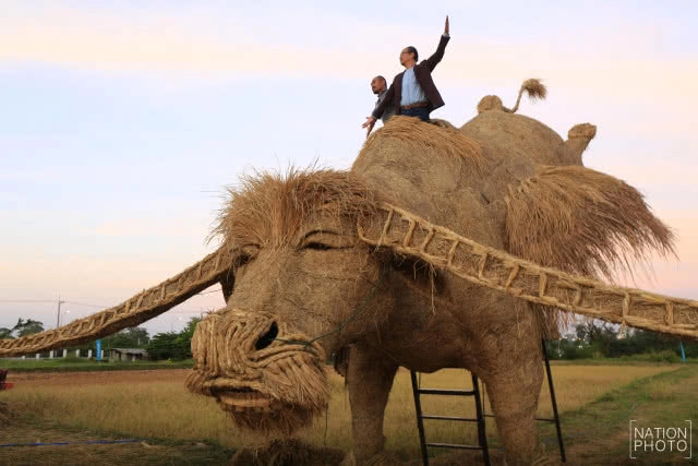 หุ่นฟางยักษ์  "กระบือบิน"