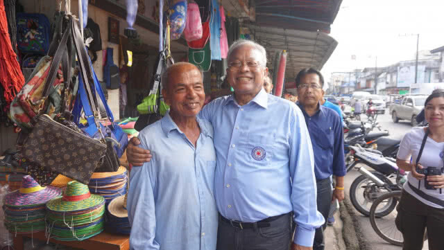 "สุเทพ" ลุยตลาดสดหลังสวน มั่นใจได้ที่นั่ง แต่แปลกไร้เงาลูกหมีขุนศึกคู่ใจ