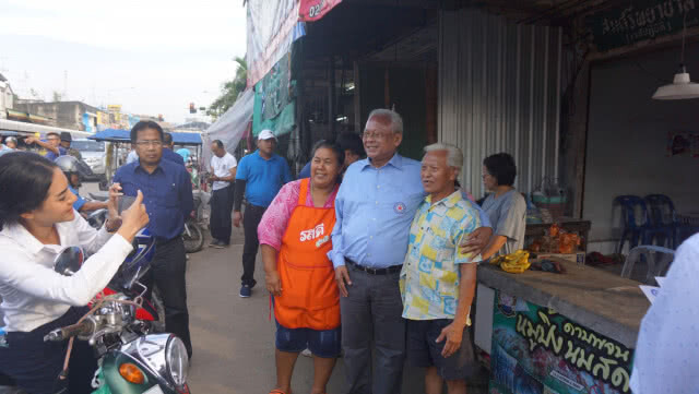 "สุเทพ" ลุยตลาดสดหลังสวน มั่นใจได้ที่นั่ง แต่แปลกไร้เงาลูกหมีขุนศึกคู่ใจ