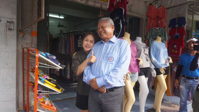 "สุเทพ" ลุยตลาดสดหลังสวน มั่นใจได้ที่นั่ง แต่แปลกไร้เงาลูกหมีขุนศึกคู่ใจ