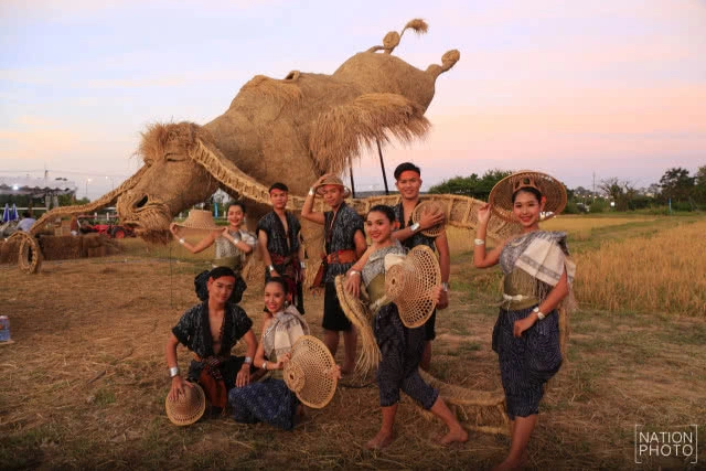 หุ่นฟางยักษ์  "กระบือบิน"