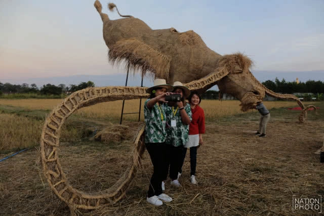 หุ่นฟางยักษ์  "กระบือบิน"