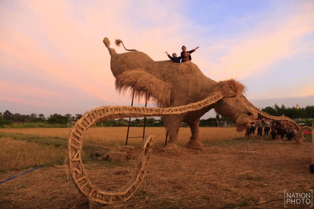 หุ่นฟางยักษ์  "กระบือบิน"