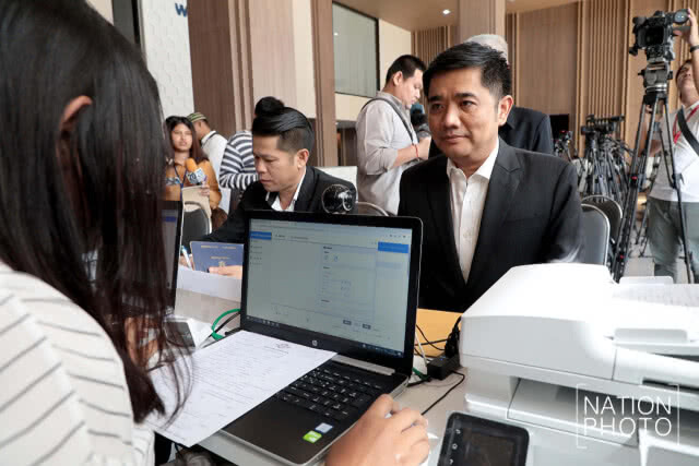 อดีตส.ส.เพื่อไทย-ลูกบุญทรง แห่ซบพลังประชารัฐ