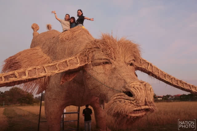 หุ่นฟางยักษ์  "กระบือบิน"