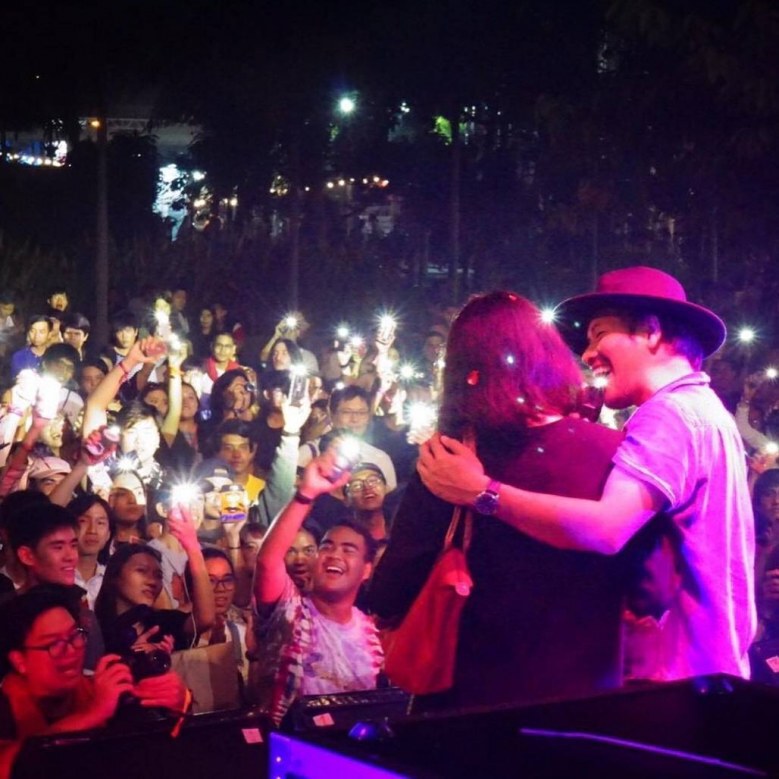นักร้องนำวง "ภูมิจิต" คุกเข่าขอแฟนแต่งงานบนเวที "Cat Expo 5"