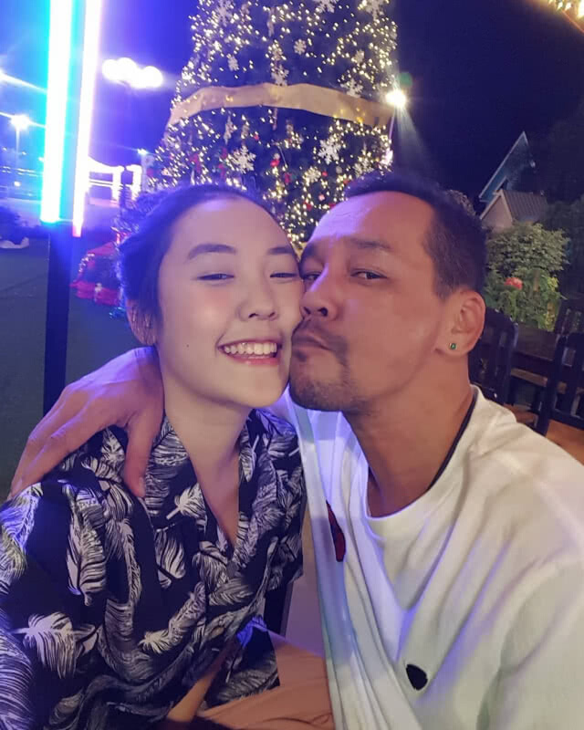 แฟนๆ ลุ้น "น้องพลอย" โพสต์ภาพคู่ "พ่อเท่ง" กลับมาเป็นครอบครัวอบอุ่น