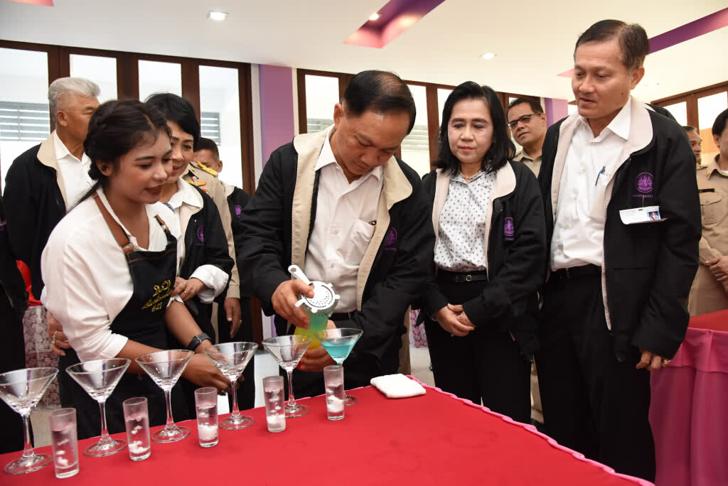 "บิ๊กอู๋"ลุยภูเก็ต ตรวจศูนย์บริการวีซ่าฯ ยกระดับแรงงาน หนุนธุรกิจท่องเที่ยวอันดามัน