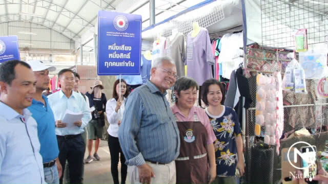 "ลุงกำนัน" เดินคารวะแผ่นดินที่ตลาดดำเนินสะดวก