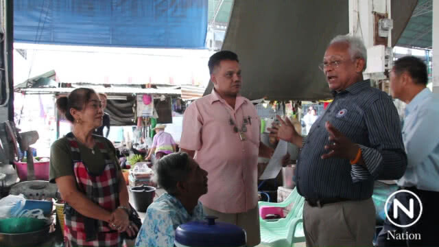 "ลุงกำนัน" เดินคารวะแผ่นดินที่ตลาดดำเนินสะดวก