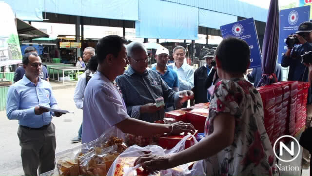 "ลุงกำนัน" เดินคารวะแผ่นดินที่ตลาดดำเนินสะดวก