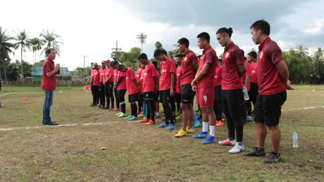 ส.บอล-แอร์เอเชีย จัดกิจกรรม "Journey D Fly To Dreams The Football Clinic" ที่จังหวัดกระบี่