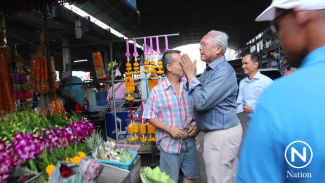 "ลุงกำนัน" เดินคารวะแผ่นดินที่ตลาดดำเนินสะดวก