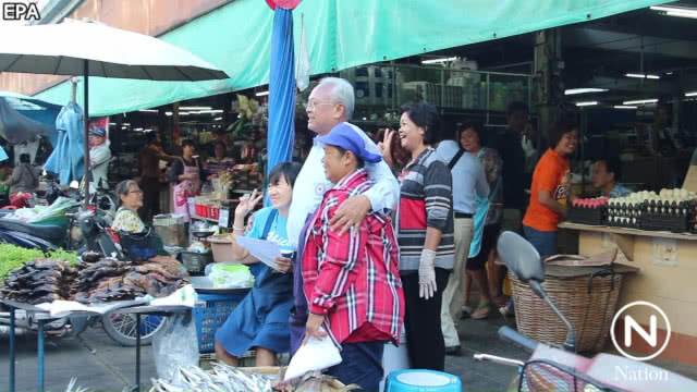 "ลุงกำนัน" เดินคารวะแผ่นดินตลาดราชบุรี