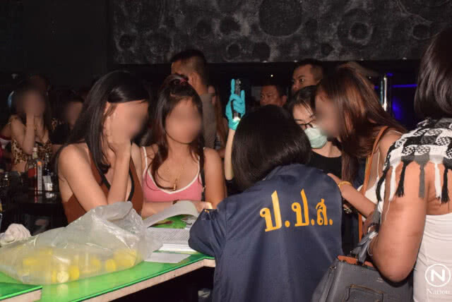 กองปราบบุกค้นผับย่านเกษตร-นวมินทร์ พบฉี่ม่วงกว่า 100 ราย