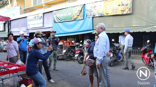 "ลุงกำนัน" เดินคารวะแผ่นดินตลาดราชบุรี