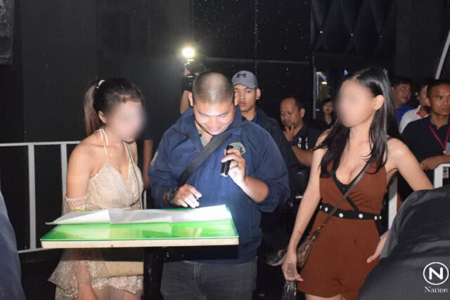 กองปราบบุกค้นผับย่านเกษตร-นวมินทร์ พบฉี่ม่วงกว่า 100 ราย
