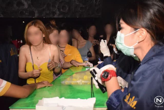กองปราบบุกค้นผับย่านเกษตร-นวมินทร์ พบฉี่ม่วงกว่า 100 ราย