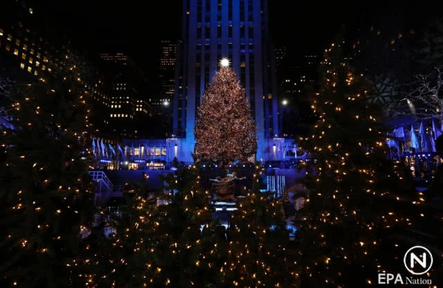 เปิดไฟ "คริสต์มาสขนาดยักษ์" ที่ศูนย์ร็อคกี้เฟลเลอร์