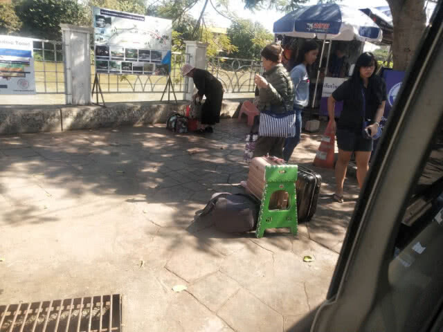 จัดการด่วน ! รถตู้แม่กำปอง ยัดคนเกิน 13 ที่นั่ง ฝรั่งงง ขนส่งไทยสุดอันตราย  (ชมคลิป)