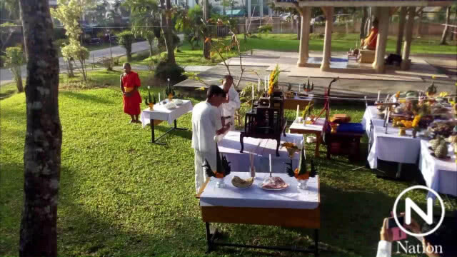 พาขนลุก... นางรำฟ้อนเองโดยไร้เพลงประกอบกลางงานบวงสรวง