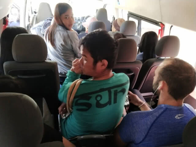 จัดการด่วน ! รถตู้แม่กำปอง ยัดคนเกิน 13 ที่นั่ง ฝรั่งงง ขนส่งไทยสุดอันตราย  (ชมคลิป)