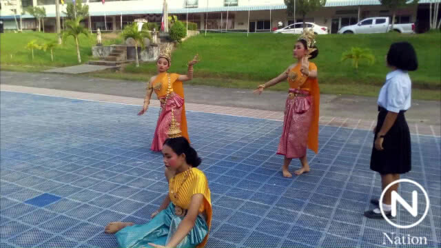 พาขนลุก... นางรำฟ้อนเองโดยไร้เพลงประกอบกลางงานบวงสรวง