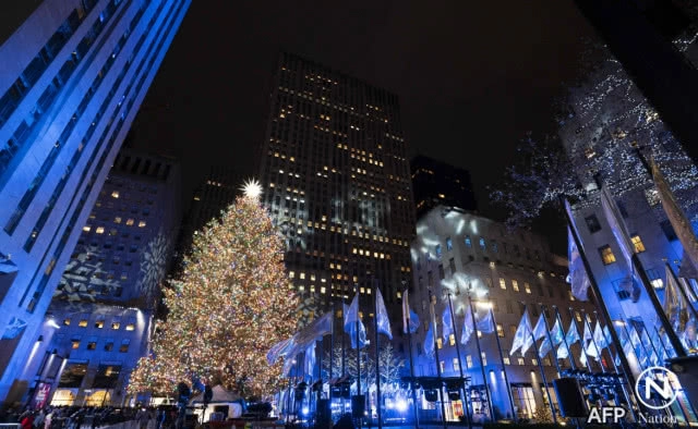 เปิดไฟ "คริสต์มาสขนาดยักษ์" ที่ศูนย์ร็อคกี้เฟลเลอร์