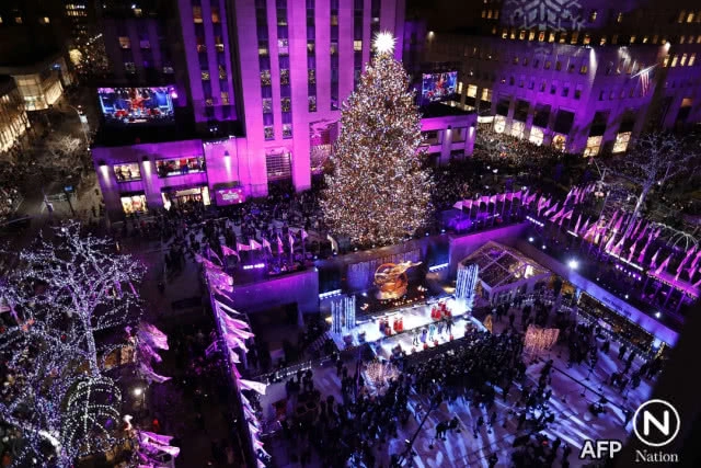 เปิดไฟ "คริสต์มาสขนาดยักษ์" ที่ศูนย์ร็อคกี้เฟลเลอร์