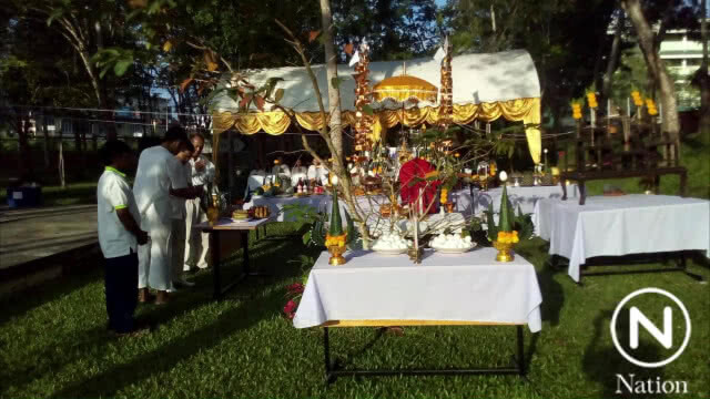 พาขนลุก... นางรำฟ้อนเองโดยไร้เพลงประกอบกลางงานบวงสรวง