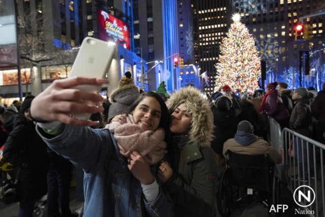 เปิดไฟ "คริสต์มาสขนาดยักษ์" ที่ศูนย์ร็อคกี้เฟลเลอร์