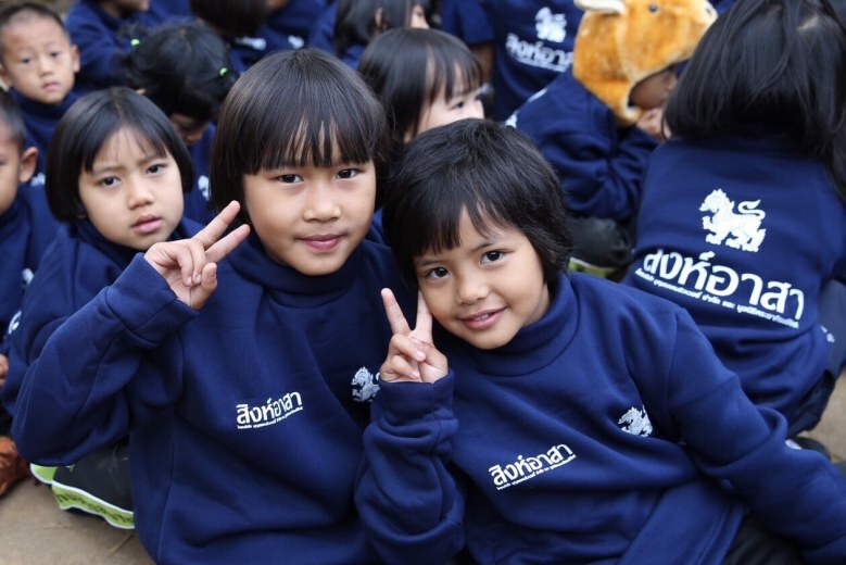 "สิงห์อาสา" มอบเสื้อช่วยผู้ประสบภัยหนาว
