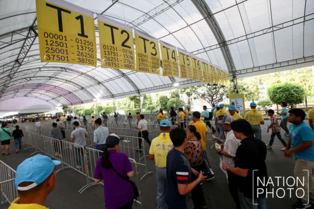 ประชาชนเนืองแน่นร่วมพิธีรับมอบสิ่งของพระราชทานวันแรกในกิจกรรม"BikeUnAiRak"