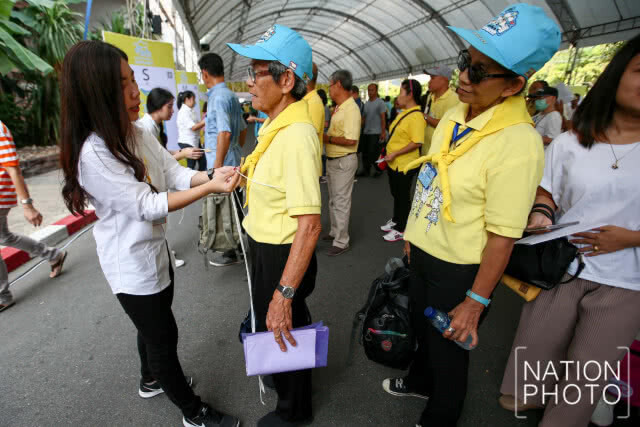 ประชาชนเนืองแน่นร่วมพิธีรับมอบสิ่งของพระราชทานวันแรกในกิจกรรม"BikeUnAiRak"