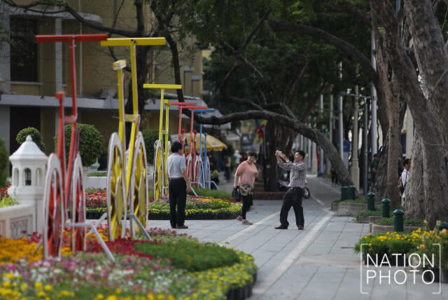 นำดอกดาวเรืองประดับ เส้นทางการปั่นจักรยาน "Bike อุ่นไอรัก"