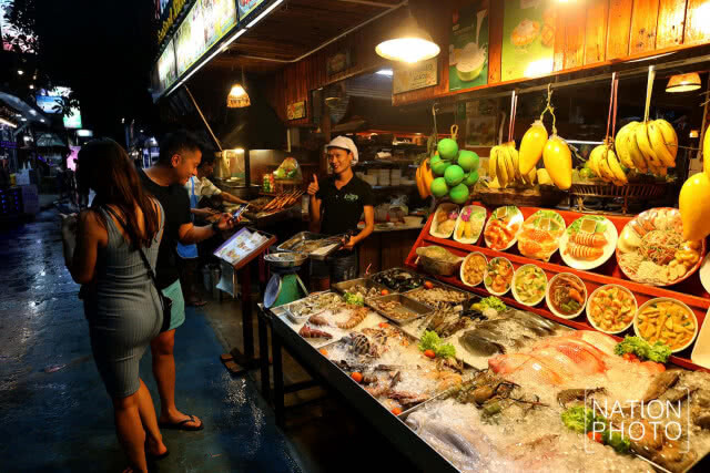 หลีเป๊ะราตรี สีสันอันดามันหมู่เกาะทะเลใต้