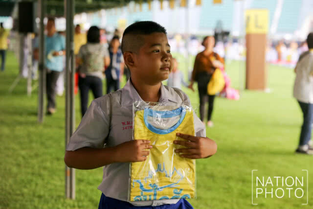 ประชาชนเนืองแน่นร่วมพิธีรับมอบสิ่งของพระราชทานวันแรกในกิจกรรม"BikeUnAiRak"