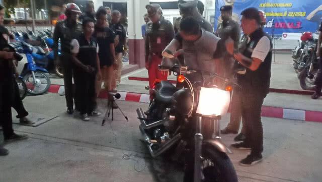 บก.จร.ลุยค้นร้านขายแต่งจยย.ซิ่ง พ่วงจับยา-ปืนเพียบ