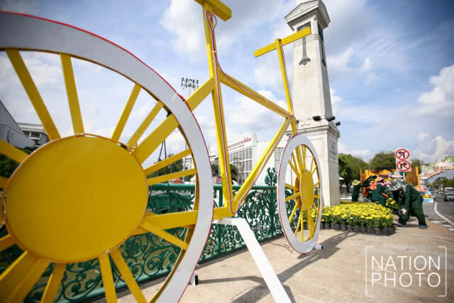 นำดอกดาวเรืองประดับ เส้นทางการปั่นจักรยาน "Bike อุ่นไอรัก"
