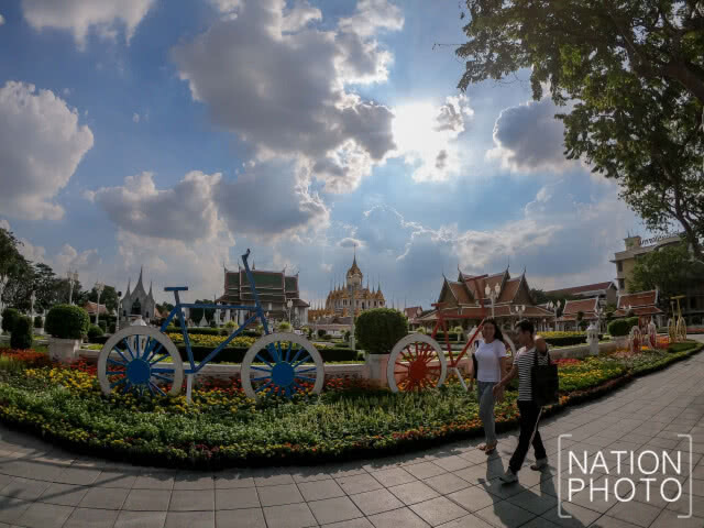 นำดอกดาวเรืองประดับ เส้นทางการปั่นจักรยาน "Bike อุ่นไอรัก"