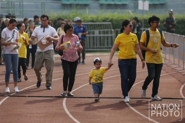 ประชาชนเนืองแน่นร่วมพิธีรับมอบสิ่งของพระราชทานวันแรกในกิจกรรม"BikeUnAiRak"