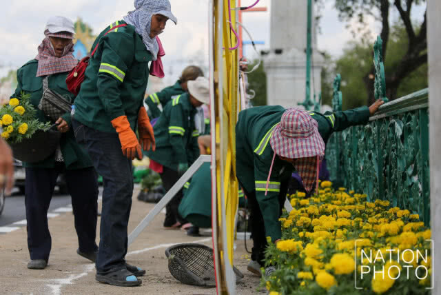 นำดอกดาวเรืองประดับ เส้นทางการปั่นจักรยาน "Bike อุ่นไอรัก"