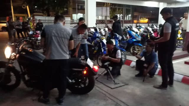 บก.จร.ลุยค้นร้านขายแต่งจยย.ซิ่ง พ่วงจับยา-ปืนเพียบ