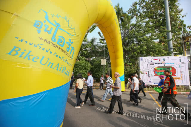 ประชาชนเนืองแน่นร่วมพิธีรับมอบสิ่งของพระราชทานวันแรกในกิจกรรม"BikeUnAiRak"