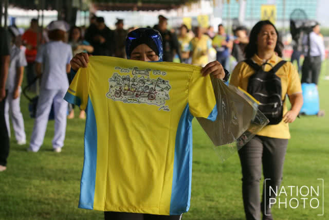 ประชาชนเนืองแน่นร่วมพิธีรับมอบสิ่งของพระราชทานวันแรกในกิจกรรม"BikeUnAiRak"