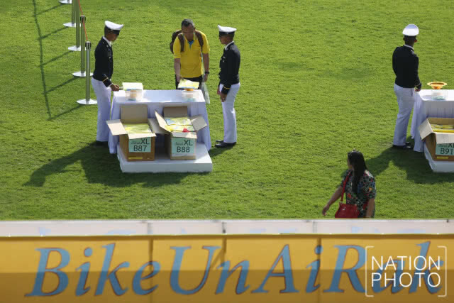 ประชาชนเนืองแน่นร่วมพิธีรับมอบสิ่งของพระราชทานวันแรกในกิจกรรม"BikeUnAiRak"