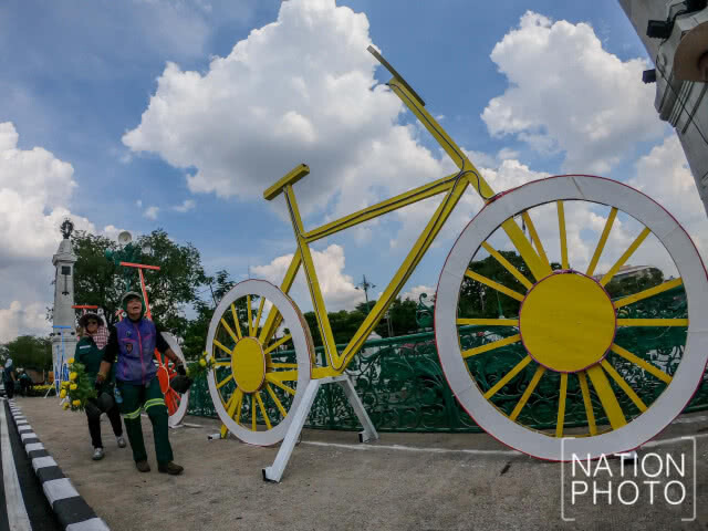 นำดอกดาวเรืองประดับ เส้นทางการปั่นจักรยาน "Bike อุ่นไอรัก"