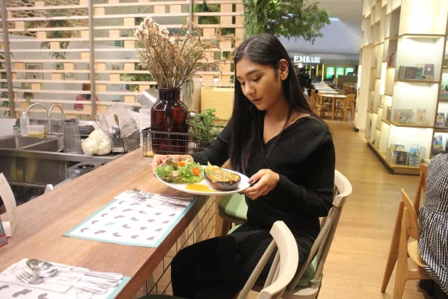 พาไปดูหนังในโรงภาพยนตร์ "ระดับ 6 ดาว" ทานอาหาร "Vegan"เยี่ยมที่ Central Embassy